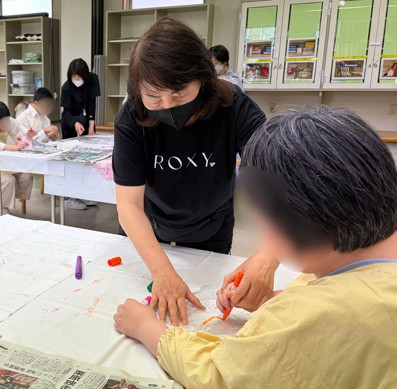 ペンを使った創作活動に取り組む様子