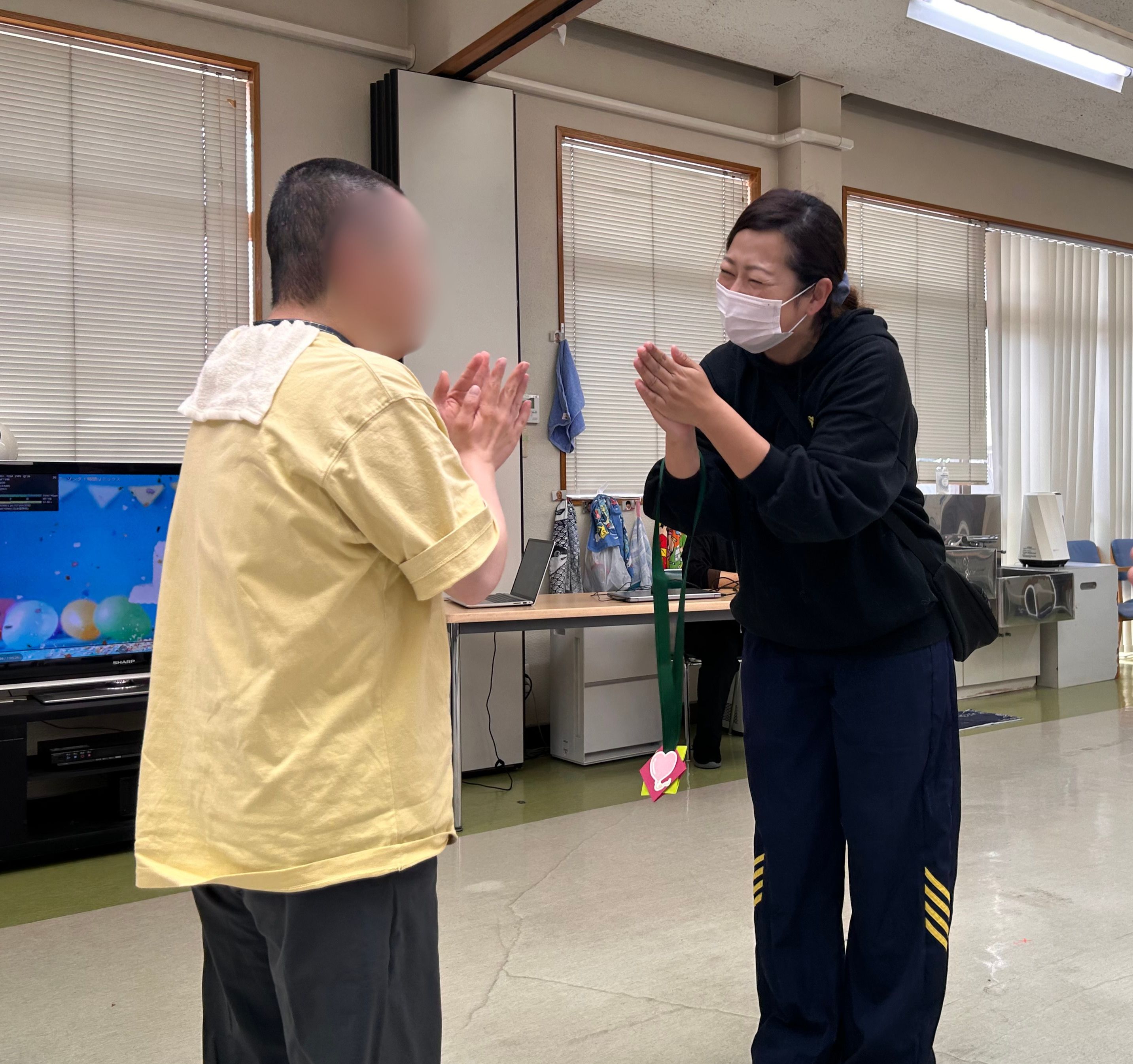 職員と利用者が共同で創作活動に取り組む様子