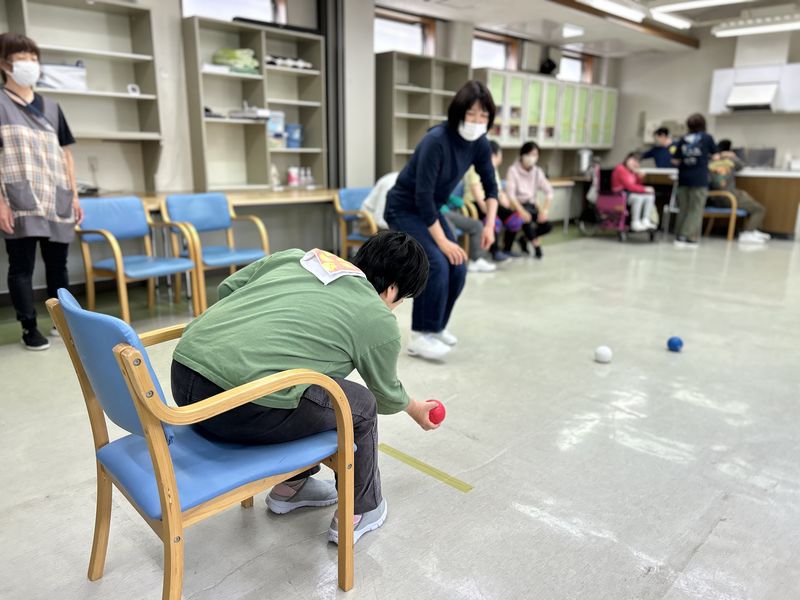 ボッチャなどのレクリエーションを行う様子